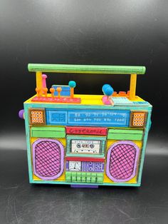 an old fashioned radio sitting on top of a table