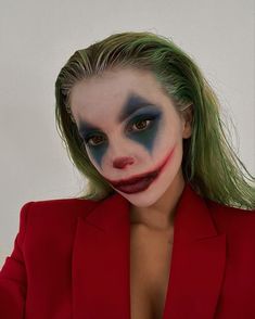 Joker 2019 Makeup, Fem Joker Cosplay, Superhero Makeup Easy, Cartoon Character Makeup Looks, Halloween Characters Makeup, Maquillage Halloween Joker, Movie Makeup Looks, Halloween Character Makeup, Joker Makeup Female