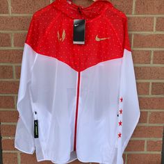 Nike United States Track & Field (Usatf) Super Lightweight Windrunner Track Jacket Repel Hydrofuge. Nike Item #: Ck0880-100. Unisex Size Xl. Jacket Is Brand New With Tags. Authentic Nike Item Will Be Packed Securely & Shipped Quickly. Please Let Me Know If You Have Any Questions! The Nike Usatf Unisex Windrunner Jacket Stays True To The Design: Keeping Runners Covered So They Can Rack Up Miles. This Modern Version Has You Covered In A Super Lightweight, Water-Repellent Design And Color-Blocked. Can Rack, Yellow Windbreaker, Mens Vest Jacket, Nike Quarter Zip, Green Windbreaker, Nike Windrunner, Nike Windbreaker Jacket, White Windbreaker, Vintage Nike Windbreaker