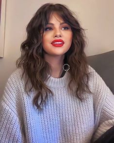 Selena Gomez Curly Hair, Selena Gomez Haircut, Selena Gomez Bangs, Selena Gomez Short Hair, Selena Gomez Hair, Wavy Haircuts, Hair Color And Cut, Beauty Queen, Medium Hair Cuts