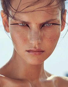 Summer Beauty Editorial, Fashion Editorial Makeup, Drag Make-up, High Fashion Makeup, Graphic Makeup, Smink Inspiration, Vogue Beauty, Out Of Focus, Beauty Shoot