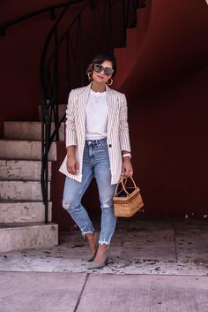 Dressy Casual Jeans Summer Look Krista Perez, Cool Spring Outfits, Jeans Outfits Summer, Closet Refresh, Jeans Heels Outfit, Summer Coat, Cropped Linen Trousers, Sugar Love, Spring Trends Outfits