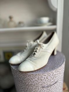 So rare to find some white shoes of this period in this size and condition! And not covered in whitener! Very very good vintage condition. A few tiny marks but otherwise great.  SIZE: 6 / 6.5 narrow Interior length 10.5" Exterior width 3" Narrow Interior, Oxford Shoes Heels, Women's Slip Ons, White Canvas, White Shoes, Leather And Lace, Womens Flats, Halloween Shopping, Oxford Shoes