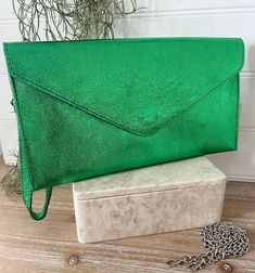 Emerald Green Leather Clutch Bag, these gorgeous envelope shaped bags are made in Italy from gorgeous genuine metallic leather.  Super versatile, can be worn as a: ⭐️CLUTCH BAG  ⭐️SHOULDER BAG ⭐️CROSS BODY BAG ⭐️WRISTLET BAG ⭐️Measurements : Length 31.5 cm Height  17 cm Depth.  1.5 cm * DETACHABLE  SILVER CHAIN STRAP INCLUDED * MATCHING LEATHER WRIST STRAP INCLUDED  * LARGE SECURE INNER ZIPPED COMPARTMENT  * MAGNETIC PRESS STUD CLOSURE Just perfect for adding a pop of individual style and sparkl Emerald Green Clutch, Green Clutch Bag, Metallic Leather Bag, Green Clutch, Green Clutches, Metallic Clutch, Italian Bags, Wristlet Bag, Green Purse