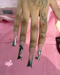 Nail Inspiration Silver, Klaws Nails Acrylic, Klaws Nails, Freestyle Acrylic Nails, Nail Aesthetic, Punk Nails, Silver Nail, Simple Acrylic Nails