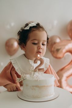 2nd Bday Photoshoot, 2 Year Birthday Photoshoot, Second Birthday Cakes, Surprise Birthday Decorations, Cake Photoshoot, Baby First Birthday Cake, Baby Birthday Decorations, Birthday Balloon Decorations