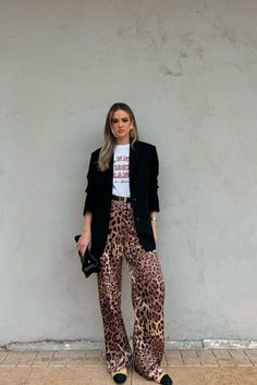 Trendy Women’s Work Outfits, Winter Fashion Outfits Street Style, Graphic Tee Outfit Inspiration, Style Leopard Pants, Night Out Outfits Plus Size, Leopard Print Outfit Ideas, Fun Outfits Aesthetic, Leopard Jeans Outfit 2024, Leopard Print Trousers Outfit