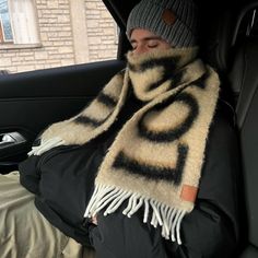 Mens Winter Accessories, Scarf Aesthetic, Beanie Outfit, Scarf And Hat, Scarf Outfit, Winter Outfits Cold, Paris Outfits, Winter Outfits Men, Stockholm Fashion