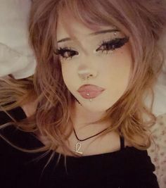 #emo #pfp #goth #makeup #egirl Copy N Paste Alt Makeup, Goth Cute Makeup, Grunge Egirl Makeup, Emo Hoco Makeup, Egirl Makeuo, Which Make Up, Makeup Inspo Alt, Gary Makeup, Cute Egirl Makeup