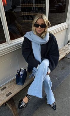 Barcelona Street Style Winter, Spain Style Outfits Winter, Spanish Women Style Outfits, Spain Aesthetics Winter, Barcelona Fashion Winter, Winter In Barcelona, Ganni Outfit Ideas, Madrid Spain Outfit Idea Winter, Barcelona Aesthetic Winter