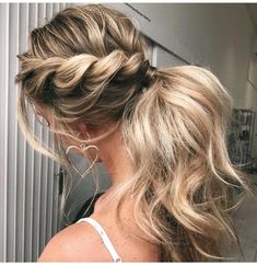 Hair goals!! #hair #hairstyles #updo #hairupdo #ponytail #prom #promideas #prom2018 #promhair Deb Hairstyles, Trend Hairstyles, Tail Hairstyle, Gif Illustration, Food Makeup, Prom Hair Updo, Twist Ponytail, Disney Instagram, Pigtail Hairstyles