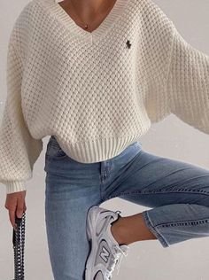 Womens White Sweater, Fall Sweaters For Women, Womens Knit Sweater, Oversized Sweater Women, Neue Outfits, Looks Street Style, Knitting Women Sweater, Mode Inspo, Solid Clothes