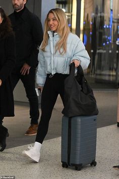 Celebrity At Airport, Sidney Sweeney Street Style, Sidney Sweeney Style, Sydney Sweeney Casual Outfits, Sydney Sweeney Anyone But You Outfits, Sydney Sweeney Fashion, Sidney Sweeney Hair, Sydney Sweeney Street Style, Sydney Sweeney Outfits