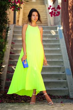 Pleated Neon Maxi Dress | Blogged by http://vivaluxury.blogspot.com/2014/07/neon-pleats.html Color Clothes, Neon Dresses, Neon Outfits, Mode Casual, Fashion Blogger Style, Maxi Robes, Pleated Maxi Dress, Long Summer Dresses, Neon Color