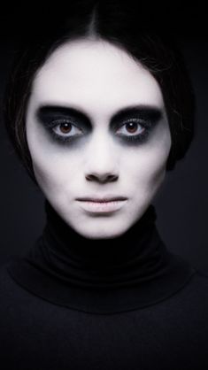 Scary Victorian Makeup, Scary Ghost Makeup Halloween, Victorian Ghost Costume Makeup, Creepy Black Makeup, Beautiful Ghost Makeup, Easy Ghost Makeup, Dead Person Makeup, Victorian Ghost Makeup, Ghost Make Up