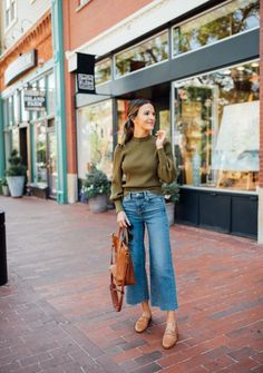 Petite Fashion Inspiration, Simple Chic Style Minimal Classic, Frye Natalie Short Engineer Outfits, Preppy 40 Year Old Outfit, Laid Back Chic Outfits, End Of Summer Work Outfits, Casual Sahm Outfits, Evereve 2023, How To Style Wide Leg Jeans Casual