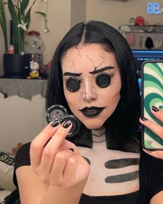 Halloween makeup Caroline Mom Costume, Halloween Costume Ideas Horror Movie, Caroline Other Mother Costume, Wybie Makeup Halloween, Halloween Makeup Coraline, Other Mother Coraline Makeup, Halloween Makeup Characters, Caroline Halloween Costume, Other Mother Halloween Costume