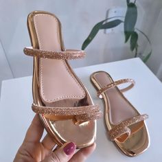 Para a mulher que ama rasteirinha, te convido a conhecer nossa loja, são diversos modelos que vão fazer você arrasar em seus looks, além de confortáveis e lindas. Venha nos fazer uma visita ou se preferir clique no link da Bio e fale conosco via WhatsApp, que nós levamos ela até você! Mango Shoes, Bridal Lehenga Designs, Elegant Sandals, Stunning Shoes, Lehenga Designs, Bridal Lehenga, Slippers, Shoe Bag, Sandals