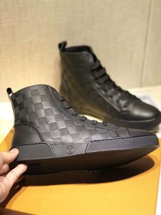 ��PRODUCT DETAILS��Includes Shipping bags, dustbag sleeper, care manual, booklet, tag. Louis Vuitton Sneaker, Prada Designer, Women Men Shoes, Black Sneakers, Gucci Shoes, Monogram Logo, Men Shoes Size, Exclusive Bag, Stylish Men