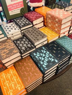 there are many books on display at the book fair, all different colors and patterns