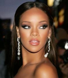 Not mine | credits to the owner | rihanna | icon | Rihanna Style Aesthetic, Rihanna Natural Makeup, 2000s Glam Makeup, 2000s Natural Makeup, Scorpio Makeup Aesthetic, Rihanna Aesthetic 2000s, Rnb Makeup, 2000s Aesthetic Makeup, 2000 Makeup Look