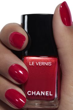 918 FLAMBOYANCE - LE VERNIS Lipstick Nails Design, Chanel Nail Polish, Lipstick Nails, Chanel Nails, Nail Colour, Toenail Fungus, Red Nail, Nail Varnish, Nail Color