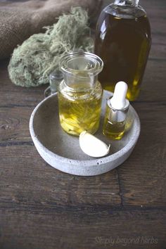 Made by herbal infusion of calendula, usnea, and garlic in olive oil, these homemade ear drops help relieve infections naturally. Diy Garlic Oil, Garlic Ear Drops, Calendula Recipes, Garlic Oil For Ears, Garlic Oil Recipe, Garlic In Olive Oil, Ear Oil, Making Medicine