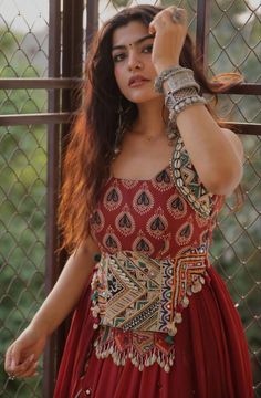 Best Navratri Outfits, Navaratri Outfit Ideas Western Style, Designer Anarkali Dresses For Navratri, Top For Navratri, Navratri Dress Traditional, Boho Indian Outfits, Navaratri Blouse Design, Navratri Choli Designs, Boho Look Indian