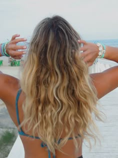 Beach Bleached Hair, Beachy Lived In Blonde, Short Blonde Beach Hair, Surfer Girl Hair Color, Surfer Blonde Hair Highlights, Surfer Highlights, Blonde Surfer Hair, Beach Blonde Balayage