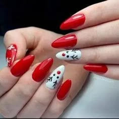 Deslumbre-se com estas inspirações de unhas para o Natal! ✨ Veja mais em no Blog Beleza Diária 💅🎄 Unhas de Natal | Unhas Natalinas | unhas de natal e reveillon | unhas de natal simples vermelhas | unhas de natal 2023 | unhas de natal decoradas | unhas para natal e reveillon encapsuladas | unhas para natal quadrada almong bailarina | unhas natalinas vermelhas verdes simples Nails Bow, Red Christmas Nails, Winter Nails Acrylic, Nail Swag, Short Acrylic Nails Designs