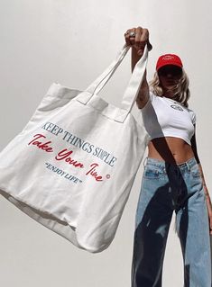 Totebag Photoshoot Ideas, Tote Bags Photography, Tote Bag Photoshoot Ideas, Ootd With Tote Bag, Tote Bag Photography Ideas, Clothing Photoshoot Ideas Products, Tote Bag Photoshoot, Merch Photoshoot Ideas, Cool Tote Bags