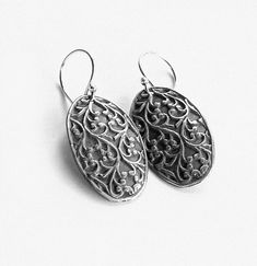 This lovely nature motif dangling oval earrings has an oxidized sterling silver flower and leaf pattern that makes this the perfect Mother's Day gift, fall birthday present, or any occasion gift for her. Measurement: Width: 0.64 inch / 16mm. Length: 1.06 inch / 26.5mm. Additional information If you liked this item, you may also want to look at these pieces: http://etsy.me/2fHqL8N http://etsy.me/2g2fofI For more earrings: http://etsy.me/2mEwMaO For customer reviews of our shop: http://etsy.me/2eO Nature Motifs, Oxidized Silver Earrings, Filigree Pattern, Oval Earrings, Fall Birthday, Oval Earring, Sterling Silver Flowers, Oxidized Silver, Oxidized Sterling Silver