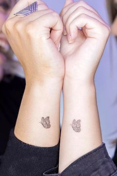 tatuajes de madre e hija pequeños con mariposas