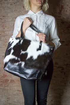 Este bolso de cuero y cuero es perfecto como su bolso todos los días, que puede caber para un laptop, un Ipad, archivos, libros, revistas, así como muchos accesorios. Tiene una bolsa desmontable interior. Materiales: Cuero de calidad superior negro y cuero natural (ambos lados). IMPORTANTE: DEBIDO A LA VARIACIÓN EN LA COLORACIÓN DE CADA VACA, LA BOLSA QUE RECIBIRÁ SERÁ LIGERAMENTE DIFERENTE A LAS FOTOS SE MUESTRA. CADA BOLSO ES ÚNICO. MEDIDAS Ancho superior: 19(48 cm), anchura inferior: 1... Fur Accessories, Oversized Bag, Leather Handbags Tote, Work Bag, Everyday Bag, Cow Print