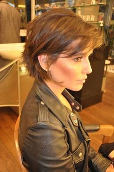 Quick and Cute Messy Hairstyles You Need to Try » Cute Messy Hairstyles, Layered Haircuts For Women, Popular Short Hairstyles, Short Layered Haircuts, Penteado Cabelo Curto, Makeup Room, Skirt Maxi, Short Hair With Layers, Short Hair Cuts For Women