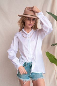 White oversized button T-shirt with a cowboy hat and a gold chain. simple but enough to make a statement. Ah and don't forget the shorts. Cowboy Hat, Gold Chain, Cowboy Hats, Bell Sleeves, Don't Forget, Bell Sleeve Top, Cowboy, Sleeve Top, Chain