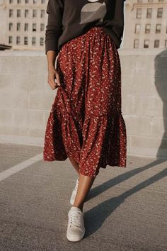 Tiara Floral, Skirt Styles, Midi Skirt Outfit, Floral Midi Skirt, Modest Fashion Outfits, Teacher Outfits, Midi Skirts, Summer Skirts