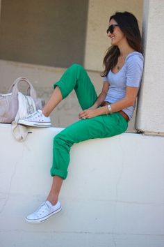 Nice combinations, I like how simple it is. Teacher Fashion, White Chucks, Converse Outfits, Converse Style, Heart Fashion, Outfits With Converse, Nike Shox, Green Pants, Nike Basketball