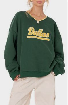 #fallfit #falloutfit #edikted #fallsweater #dallassweatshirt #uggbootsforwomen Cheap Sporty College Sweater, Visionary Fashion, Applique Sweatshirt, Green Sweatshirt, Low Rise Jeans, S Models, Pacsun, Casual Looks, Dallas