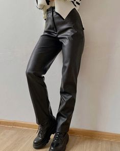 Black Leather Trousers Outfit, Trousers Outfit Ideas, Leather Trousers Outfit, Black Leather Trousers, Leather Pants Style, Brown Leather Pants, Trousers Outfit, Leather Pants Women, Leather Pant