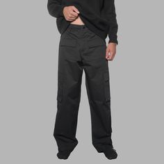 Le pantalon cargo noir allie fonctionnalité et style, offrant plusieurs poches généreuses pour tous vos essentiels.

Le tissu noir raffiné et la coupe cintrée apportent une note moderne, tandis que les chevilles zippées ajoutent un détail distinctif. Idéaux pour un look urbain, ces pantalons cargo sont un ajout polyvalent à toute garde-robe, combinant praticité et style contemporain avec élégance. Pants Cotton, Pantalon Cargo, Cargo Pants, Spandex, Pants, Black, Trousers