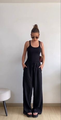 All Black Outfit Buisness Casual Summer, Flowing Pants Outfit, Full Black Summer Outfit, Casual Black Summer Outfits, All Black Linen Outfit, Black Outfit Casual Summer, Black Summer Pants, How To Style Black Flowy Pants, Black Summer Pants Outfit