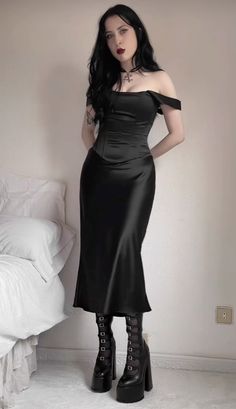 Morticia Addams Aesthetic Outfit, Vamp Outfit Style, Fancy Goth Outfits, Goth Dress Outfit, Clothes For Hourglass Shape, Subtle Goth, Romantic Goth Outfits, Medieval Modern, Gothic Minimalist