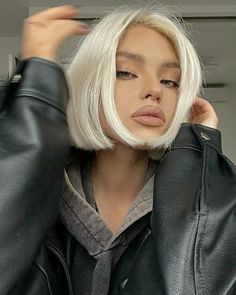 Hairstyles Platinum Blonde, Short Light Brown Hair, Short Platinum Blonde Hair, Bombshell Makeup, Top Aesthetic, Square Face Hairstyles, Brown Hair With Blonde Highlights