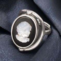 Indulge in the versatility of our 925 silver adjustable ring featuring a rotatable cameo. Adorned with natural agate on one side and natural shell on the other, this exquisite piece offers two distinct looks in one. Whether you choose the earthy elegance of agate or the coastal charm of shell, this ring is sure to make a statement. Perfect for adding a touch of intrigue to any outfit, this unique accessory is a must-have for any jewelry collection. Silver Cameo Round Jewelry, Silver Cameo Ring For Anniversary, Formal Silver Cameo Rings, Formal Adjustable Cameo Jewelry, Elegant Silver Cameo Rings, Earthy Elegance, Style Français, Coastal Charm, 925 Silver Ring