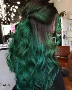 lange grüne Haare mit braunem Ansatz Green Hair Color Ideas, Green Hair Color, Dark Green Hair, Color Streaks, Bold Hair Color, Dyed Hair Inspiration, Dye Ideas, Wavy Curly Hair, Hair Colours