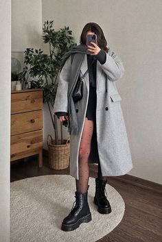 Grey Long Coat Outfit, Light Grey Coat Outfit, Grey Jacket Outfit, Winter Outfits Ideas For Women, Grey Coat Outfit, English Outfit, Aesthetic Winter Outfit, Aesthetic Winter Outfits, Street Fashion Photoshoot