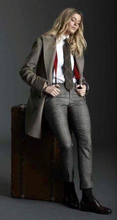 Women In Tie, Dapper Outfit, Women Wearing Ties, Tuxedo Women, Mode Casual, Androgynous Fashion