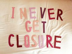 there is a sign that says i never get closure on the side of a bed