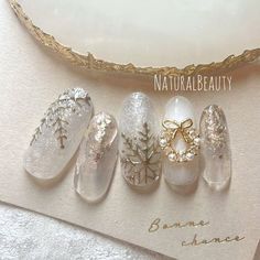 Nail Art For Holidays, Christmas Nail Designs Gold, Japanese Christmas Nails, Christmas Nail Designs White, White Nails With Gold Design, Christmas White Nails, Nail Art Christmas Designs, Nail Christmas Designs, Christmas Nails Design Holiday